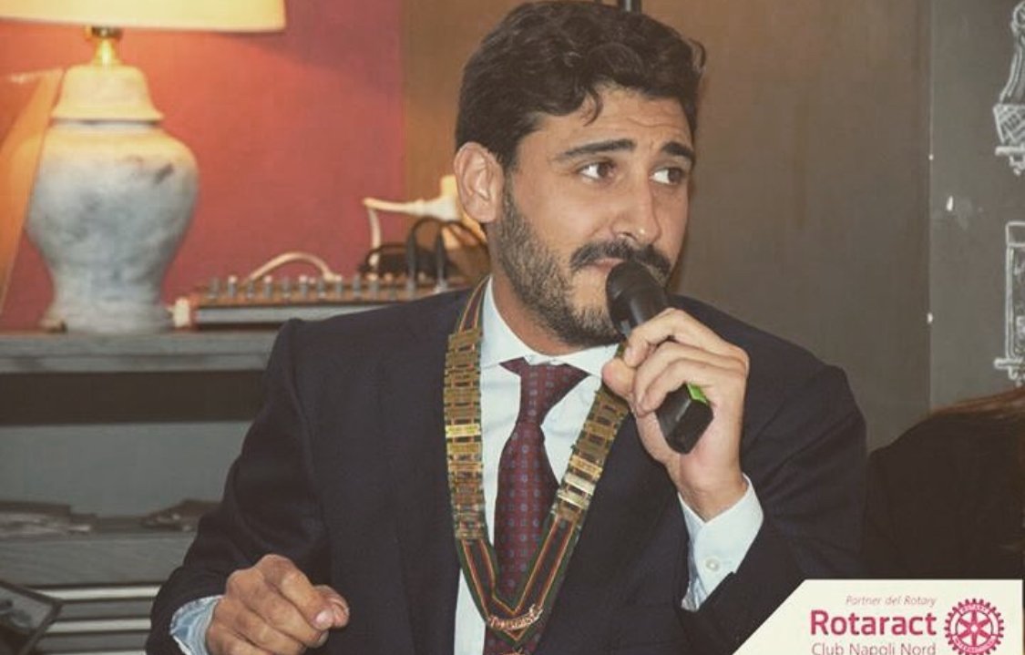 Giuseppe Minervini durante un intervento come Presidente del Rotaract Club Napoli Nord